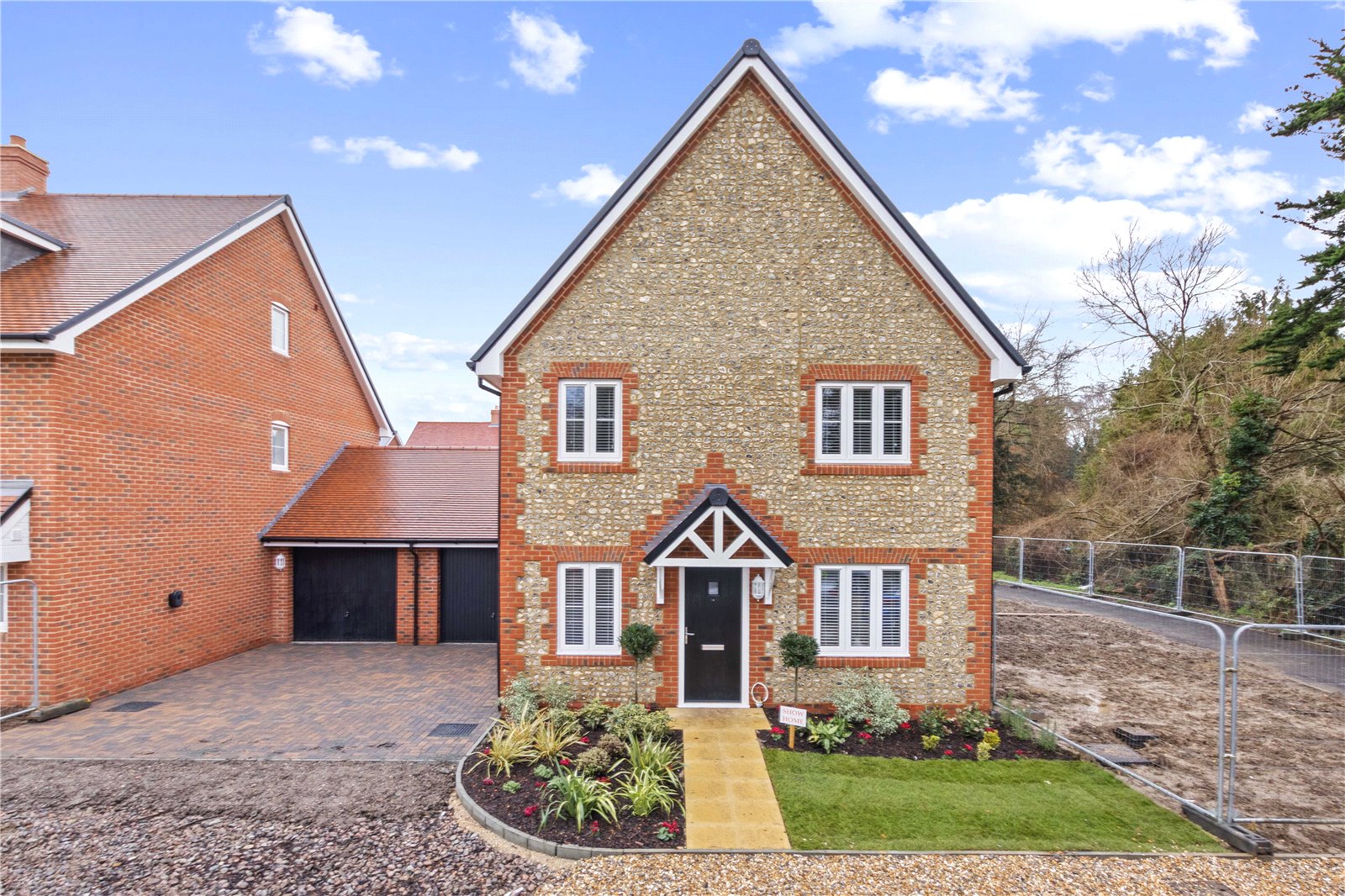 White & Brooks Estate Agents Facebook ad: LOOKING FOR A NEW HOME?