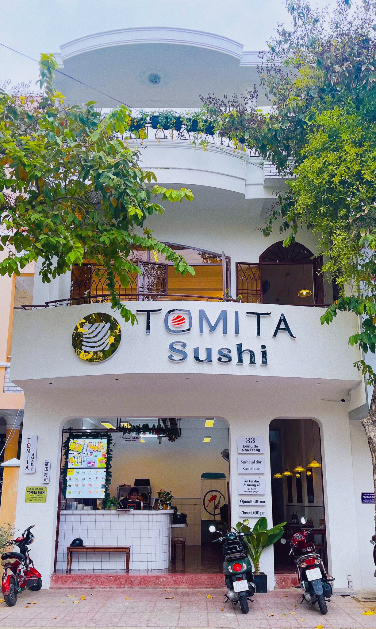 Tomita Sushi Facebook ad: CÁC TÍN ĐỒ SUSHI ƠI, TOMITA ĐÃ VỀ…