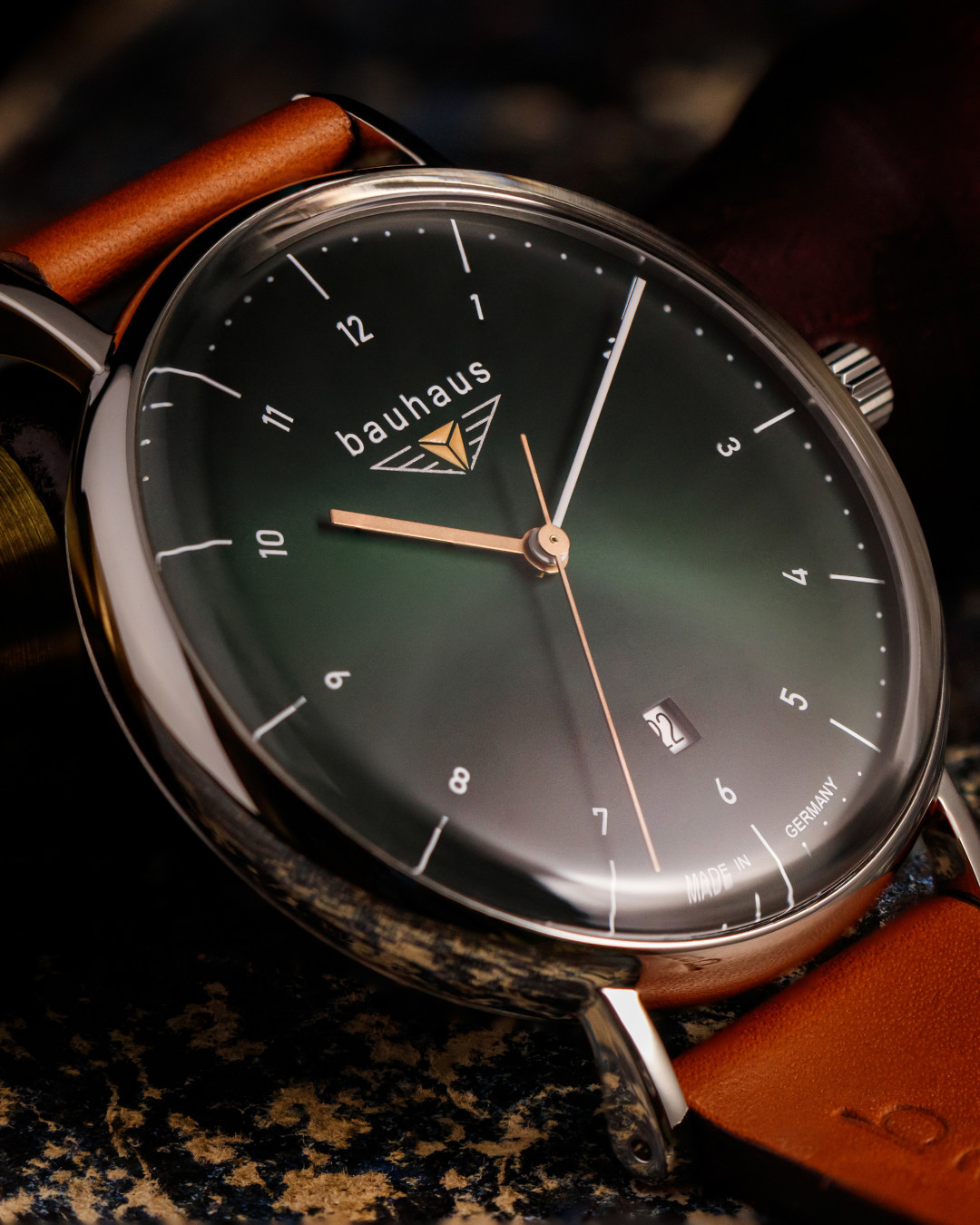 Bauhaus_official Facebook ad: / Das Schöne an schlichten Uhren ist, dass…