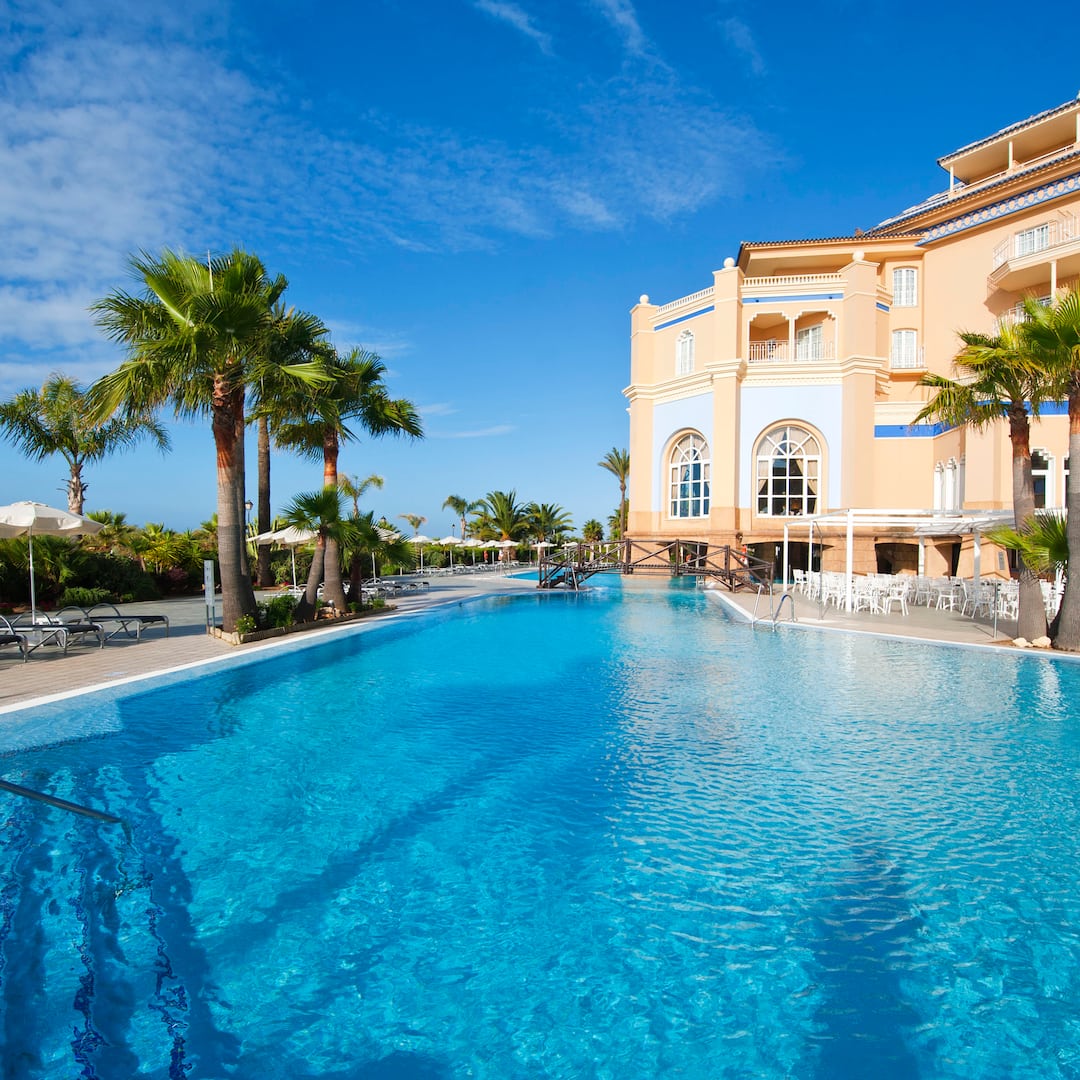 MeliáRewards Facebook ad: Costas Españolas, tu refugio azul.