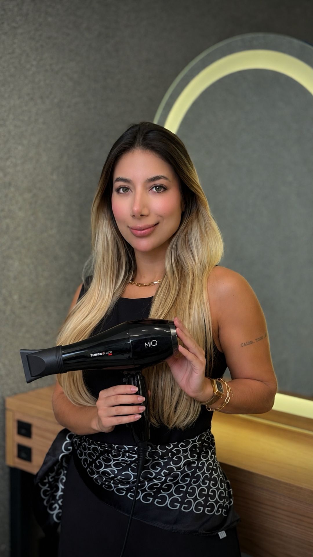 MQ Professional Hair Styling Facebook ad: Um bom secador não entrega só vento quente.⁣