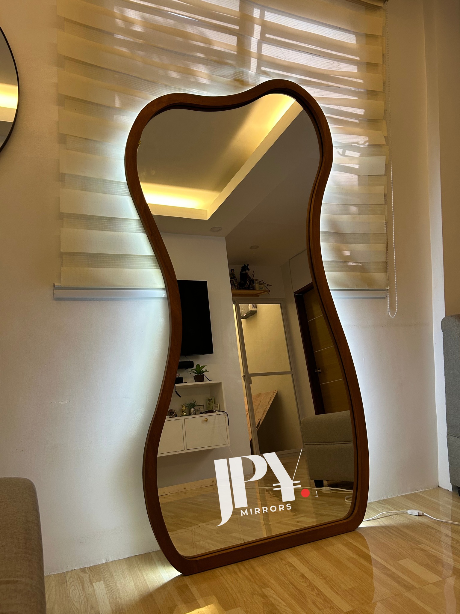 JPY Mirrors Facebook ad