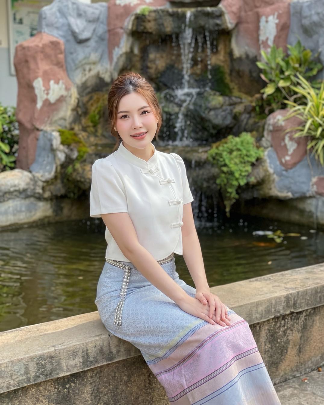 Ni Rin Premium clothing Facebook ad: เปิดเทอมแล้ว. มีชุดสวยๆ ใส่ไปทำงานกันหรือยังคะ?