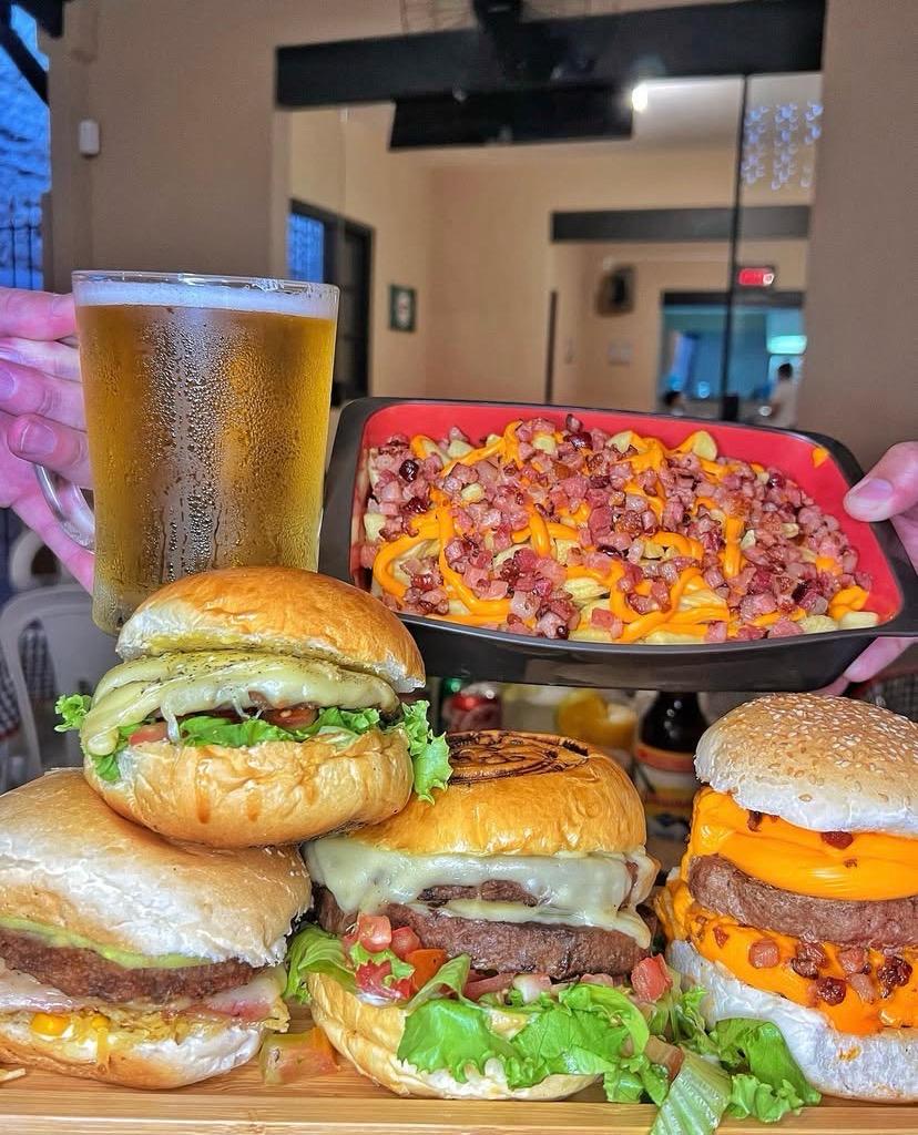 Escondidinho Lanches Facebook ad: A Hamburgueria mais TRADICIONAL DE TREMEMBÉ!
