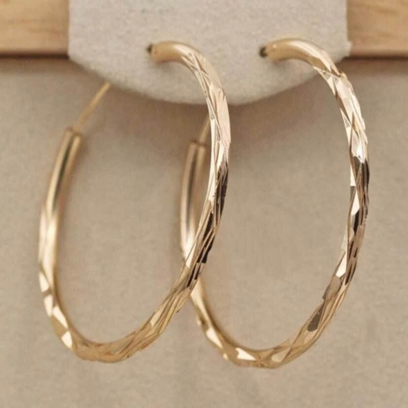 Michelle Zhang Facebook ad: 18K Gold Plated Gold Hoop Earrings for Women