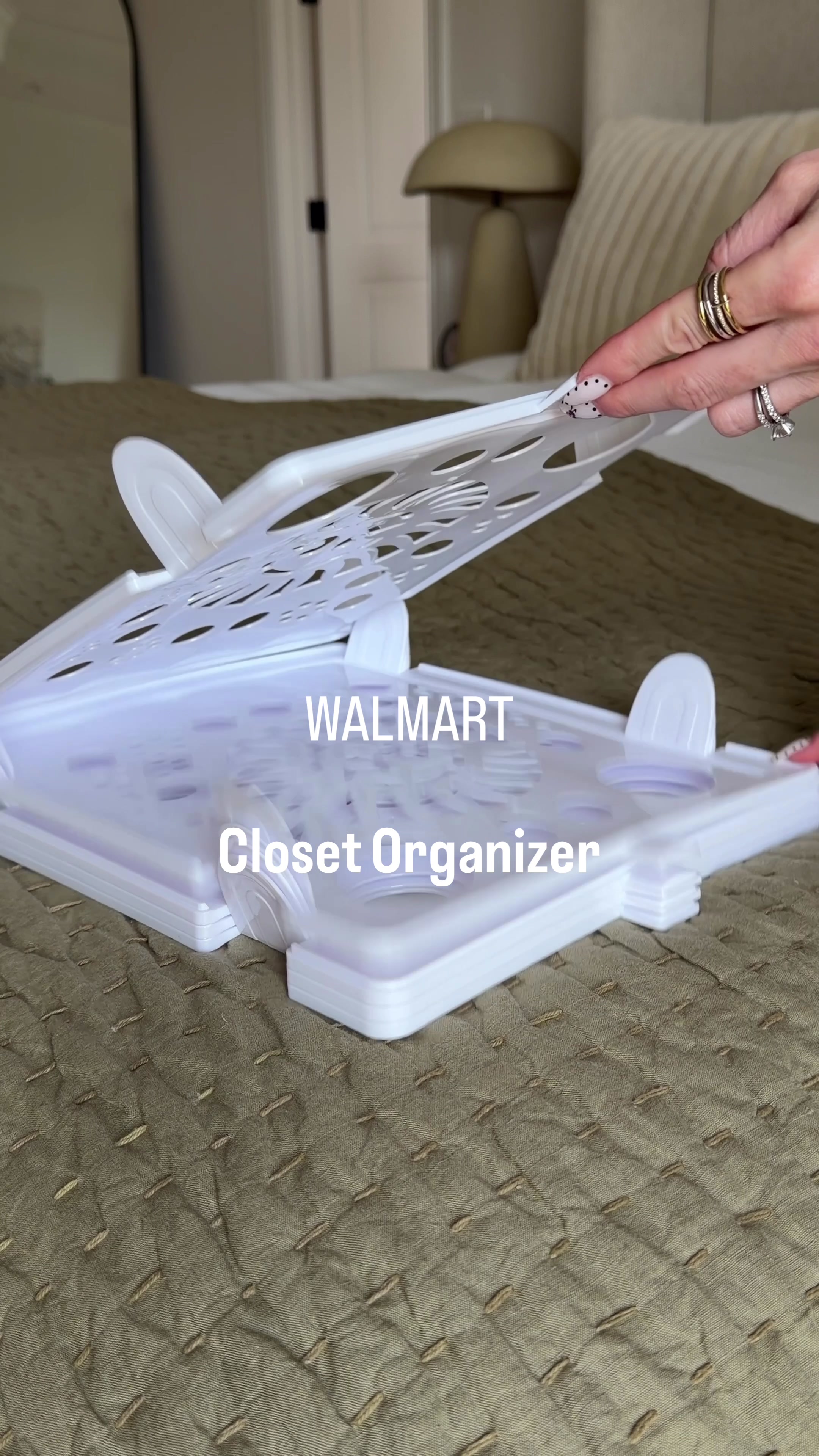 Favorite Finds Facebook ad: Viral Closet Hack!