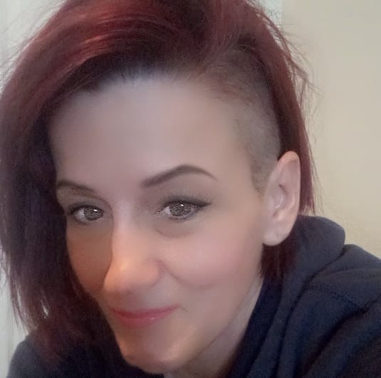 Leigh Ann Hurst Facebook ad: I'm a small town country girl that listens…