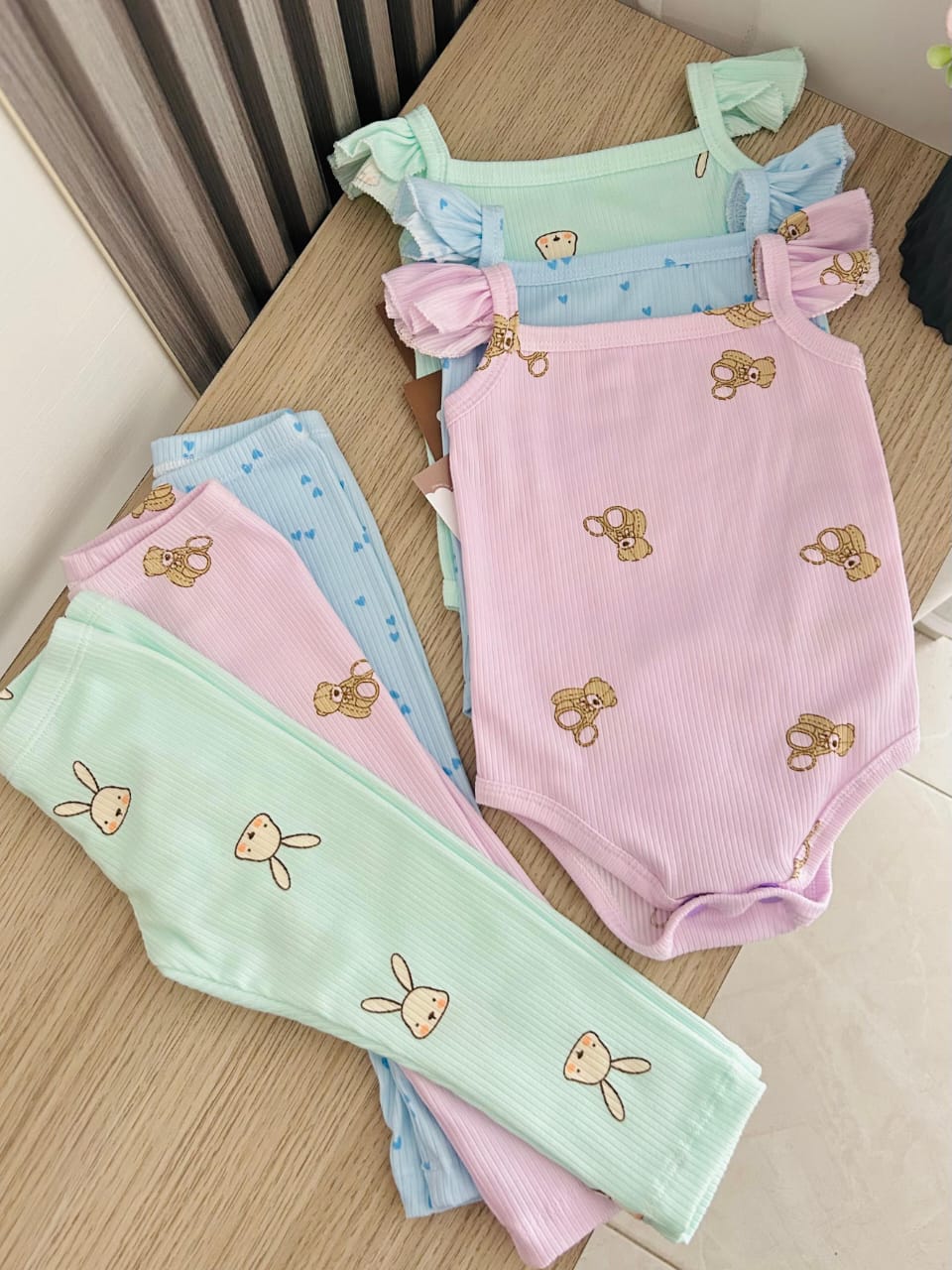BabyRex tienda para bebés Facebook ad: COMPRA por WhatsApp