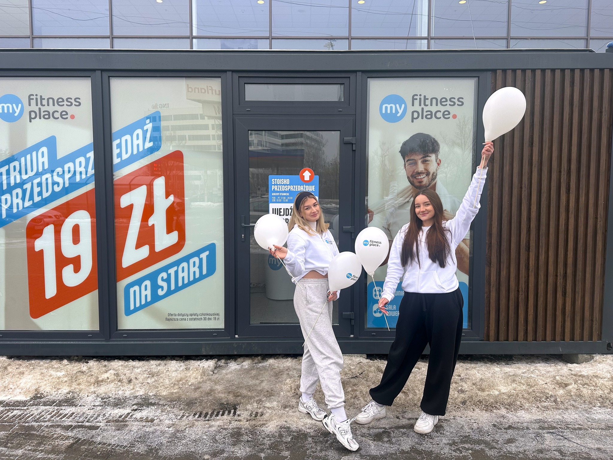 My Fitness Place Facebook ad: Start przedsprzedaży Kraków Kapelanka!
