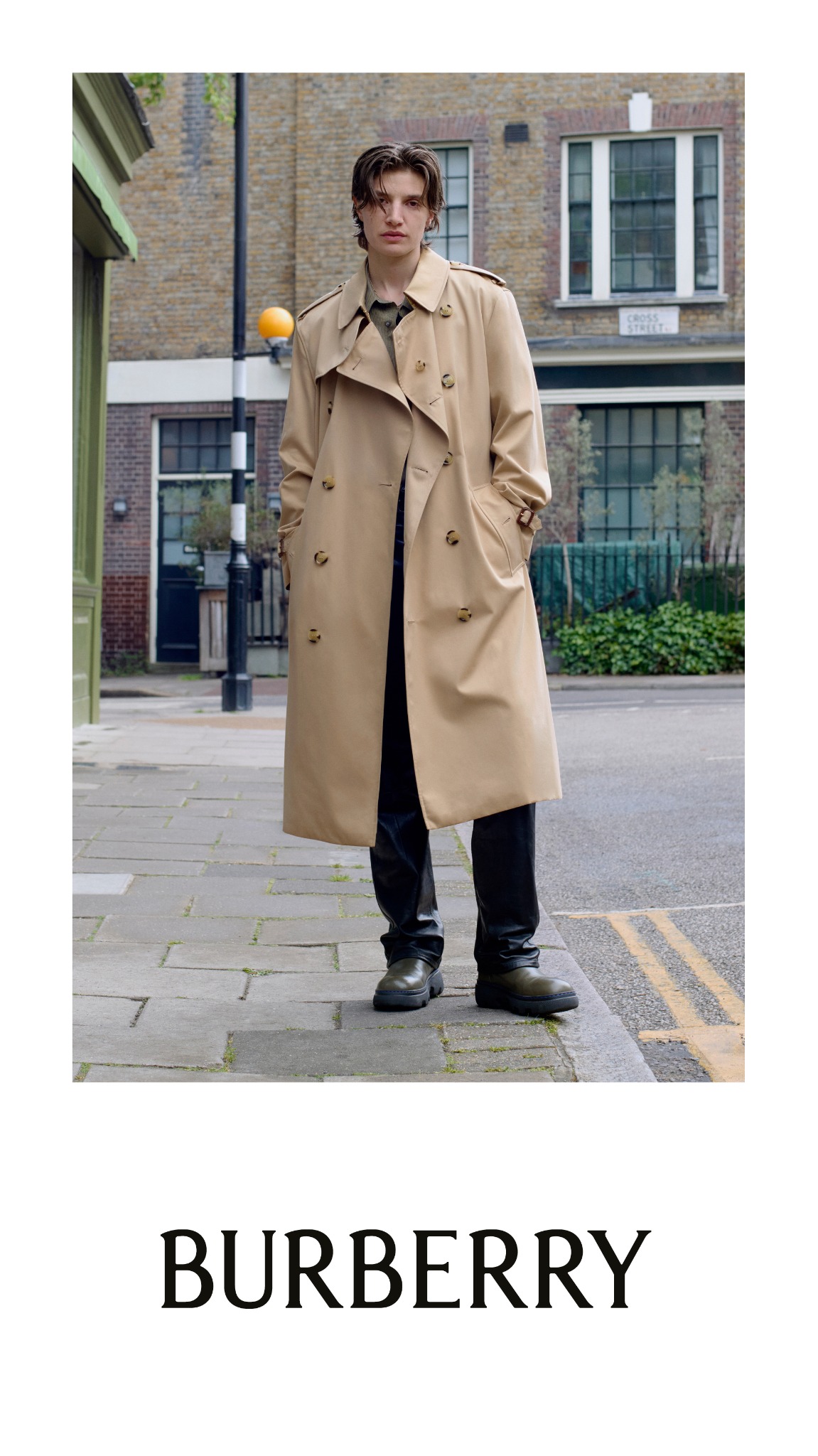 Burberry Facebook ad: Quattro città. Dieci modelli iconici.