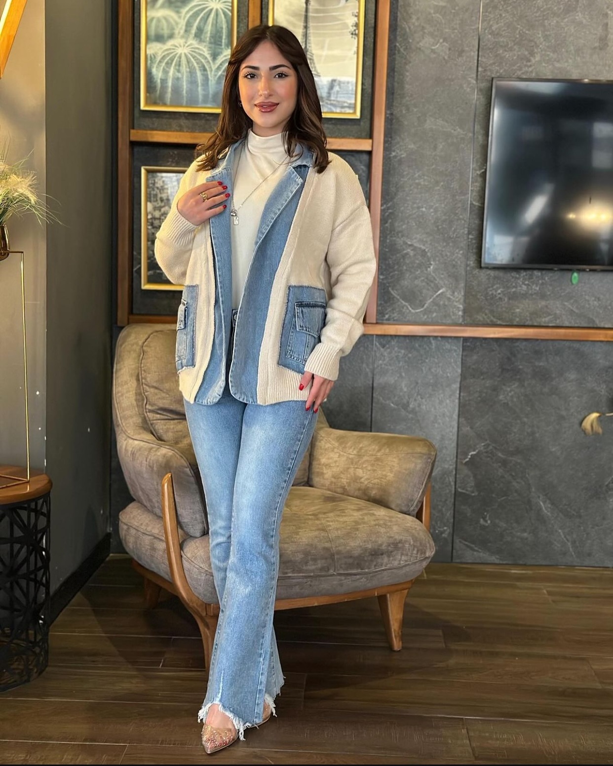 velarstore2021 Facebook ad: معرض البسة VELAR للشابات.