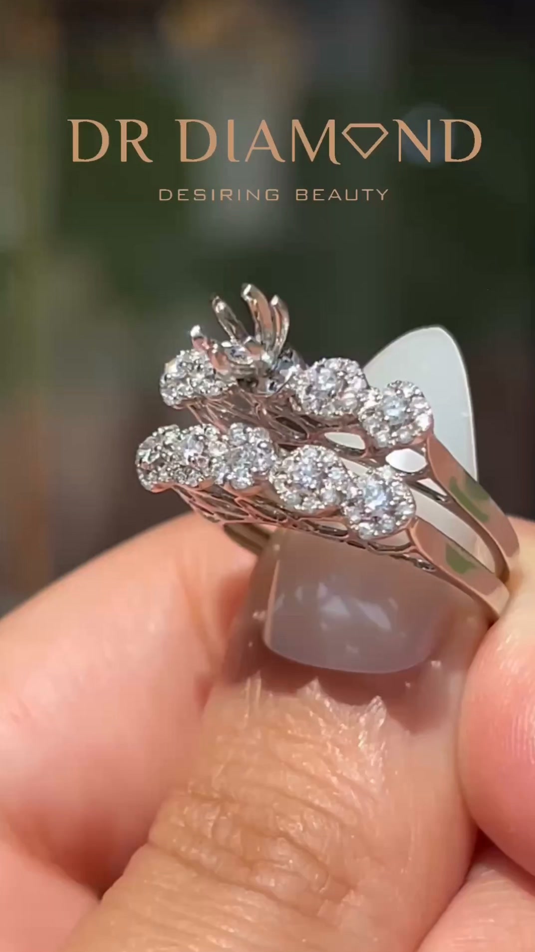 Dr Diamond Facebook ad: لكل ملكة مجوهراتها الملكية الخاصة من Dr Diamond