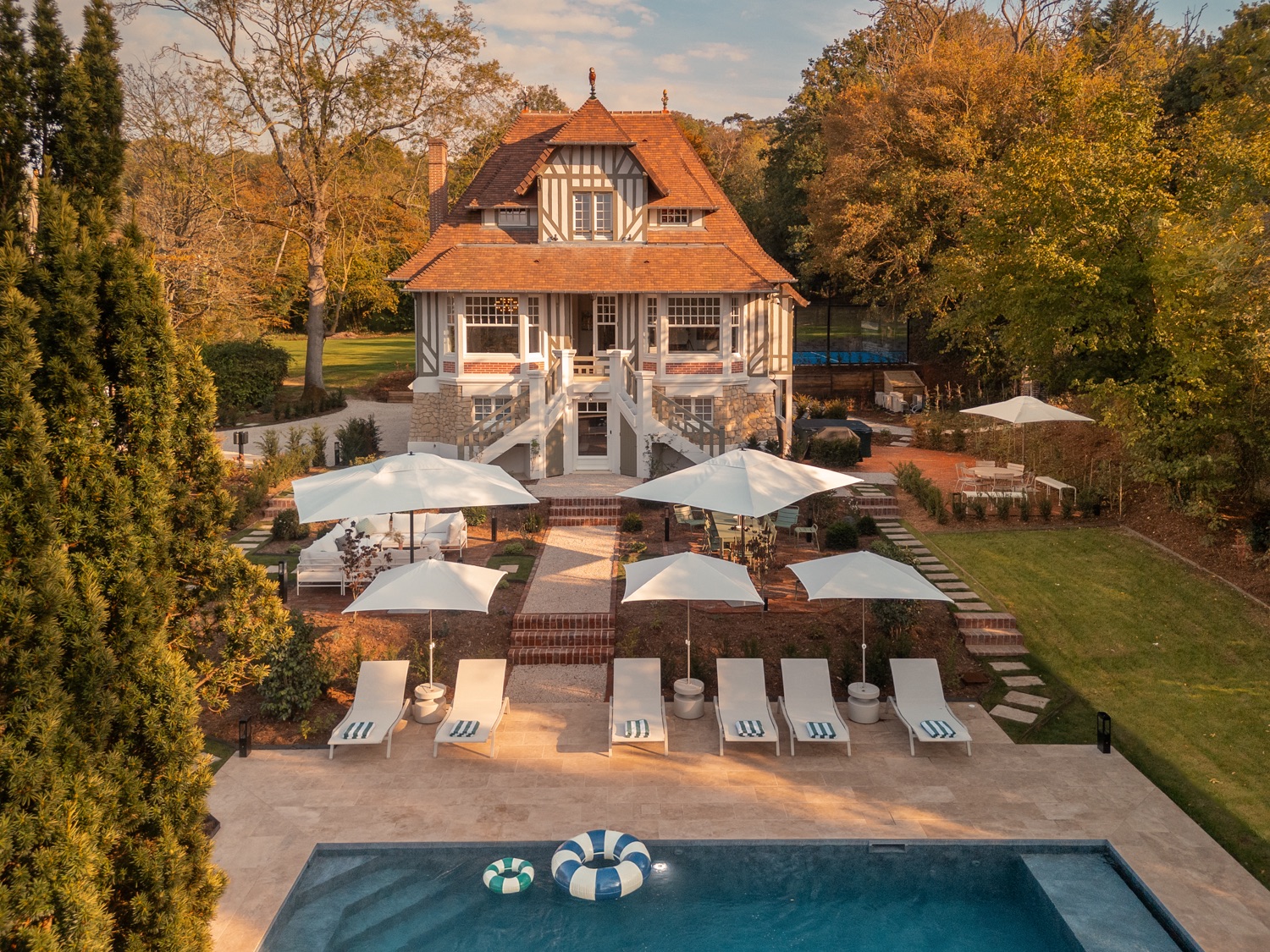 1804 Villas & Suites. Facebook ad: Padel, piscine, jacuzzi - Villa des Rêves - Luxe à Villers…