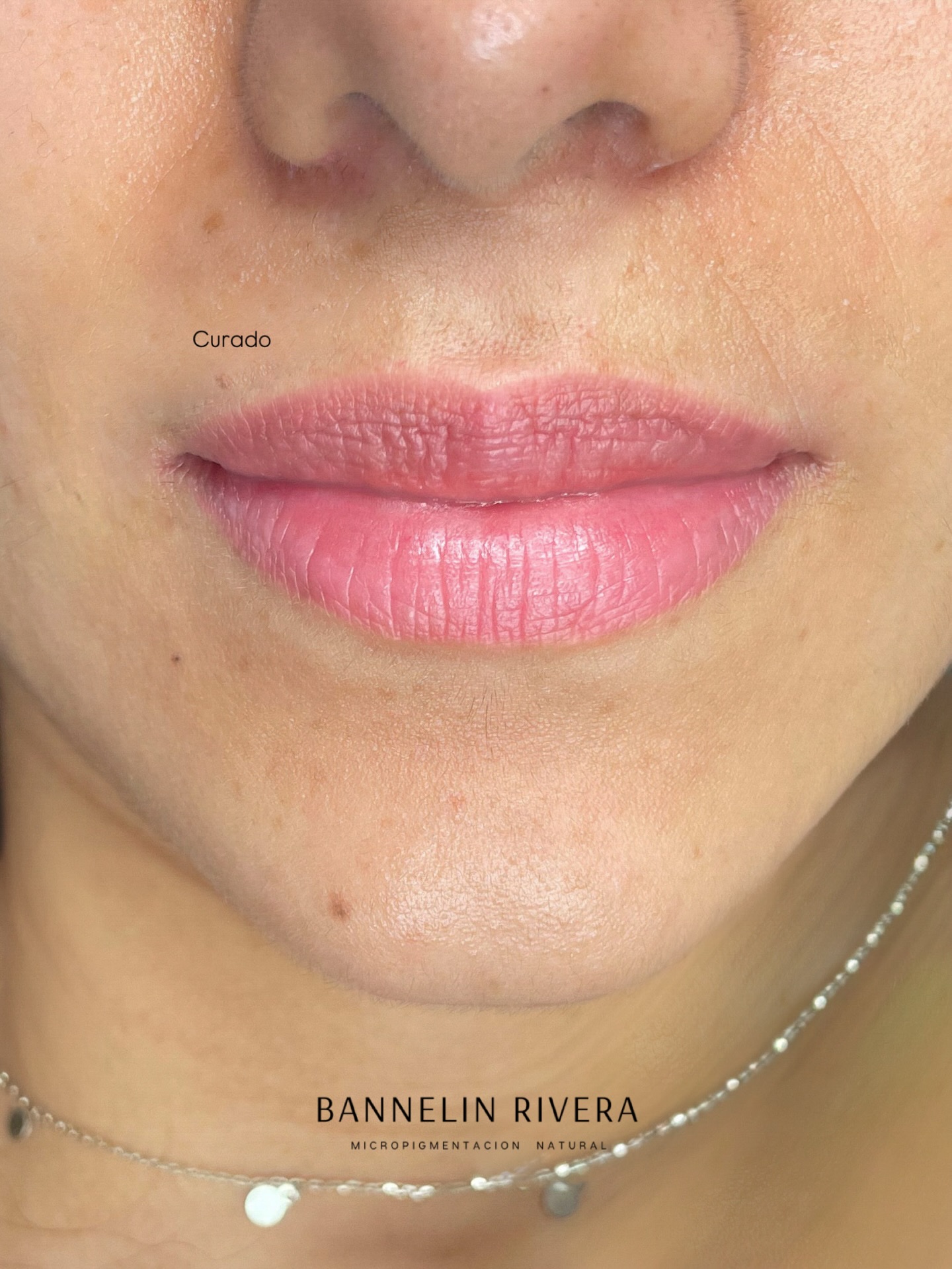 Bannelin Rivera Facebook ad: Neutralización leve de labios oscuros.