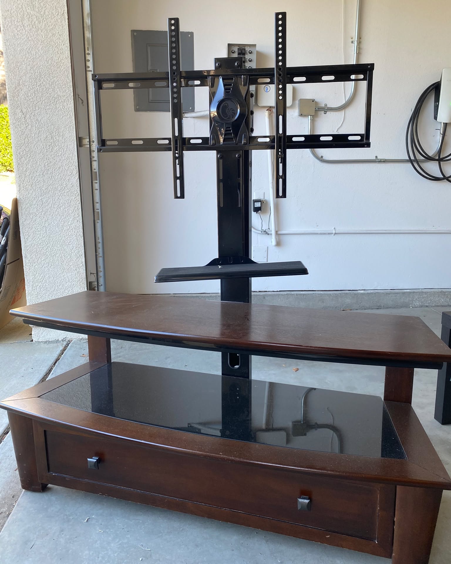 Mohamad Almouazzen Facebook ad: TV Stand