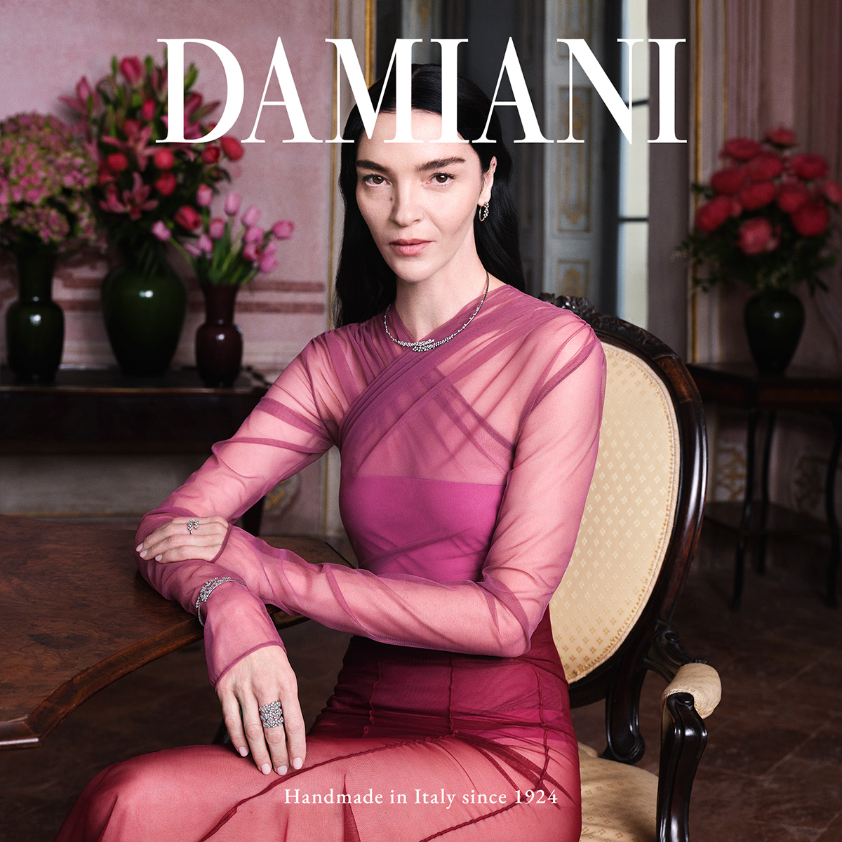 Damiani Facebook ad: Mariacarla Boscono incarna l’eleganza di Damiani Mimosa…