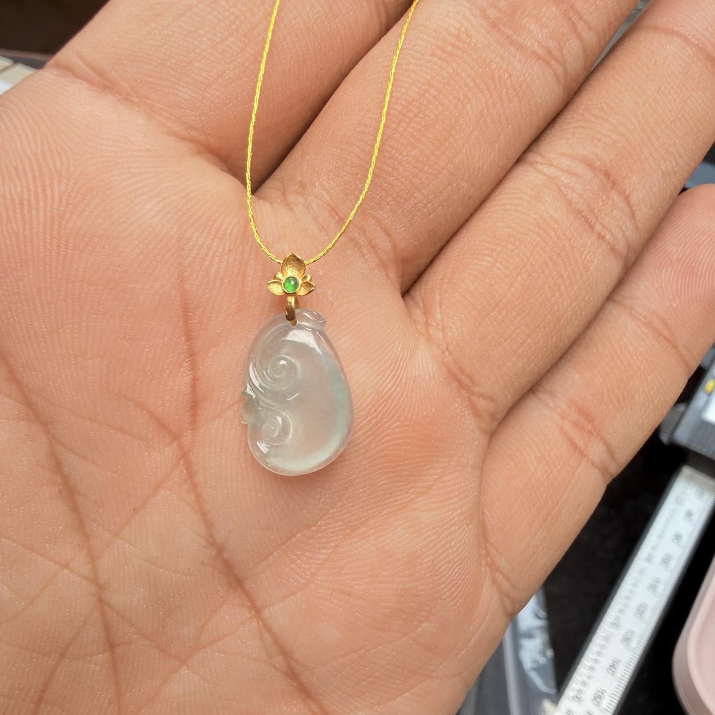 Ye Zar Ni Jade & Jewelry Facebook ad: သဘာဝကျောက်စိမ်း 18k လင်ဇီး ဆွဲသီး တစ်ခု