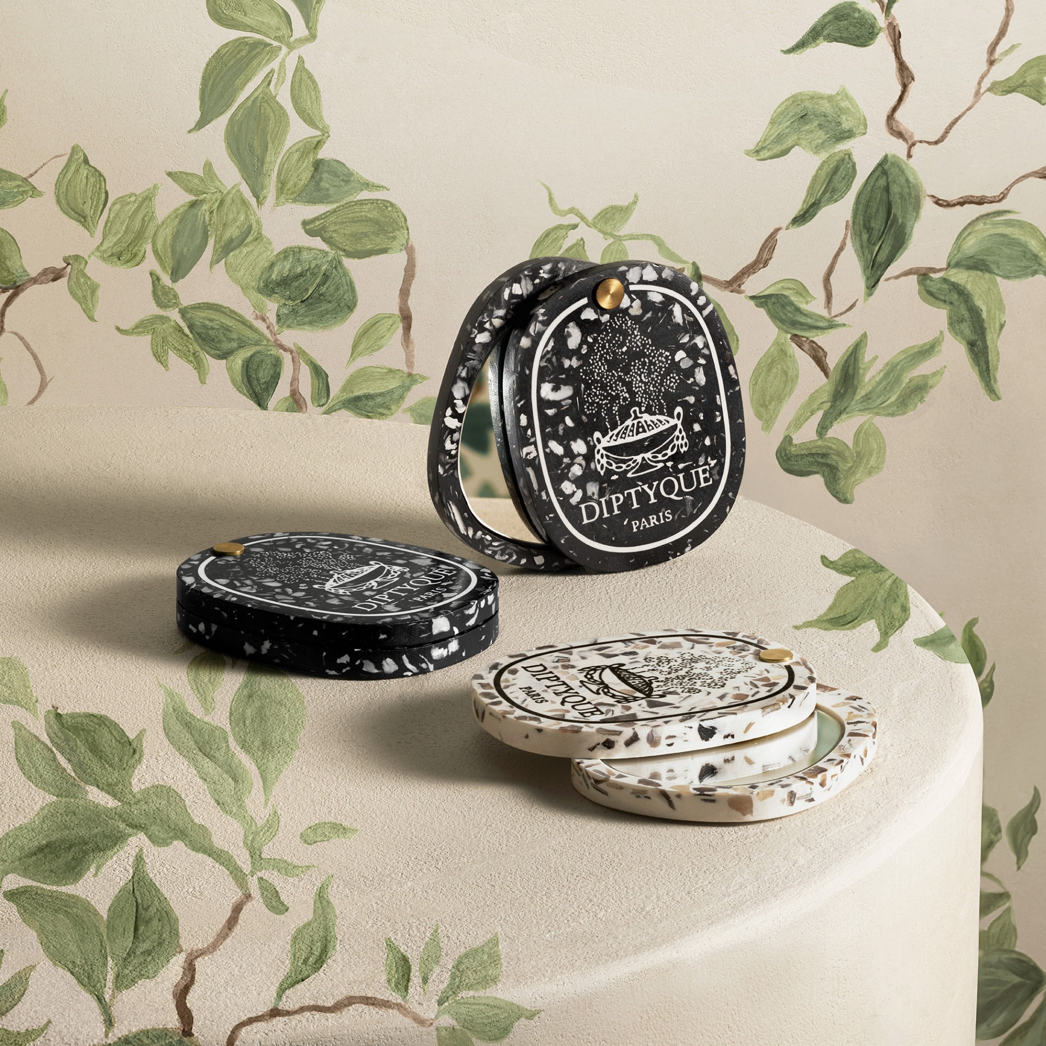 diptyque Facebook ad: Muschel-Taschenspiegel