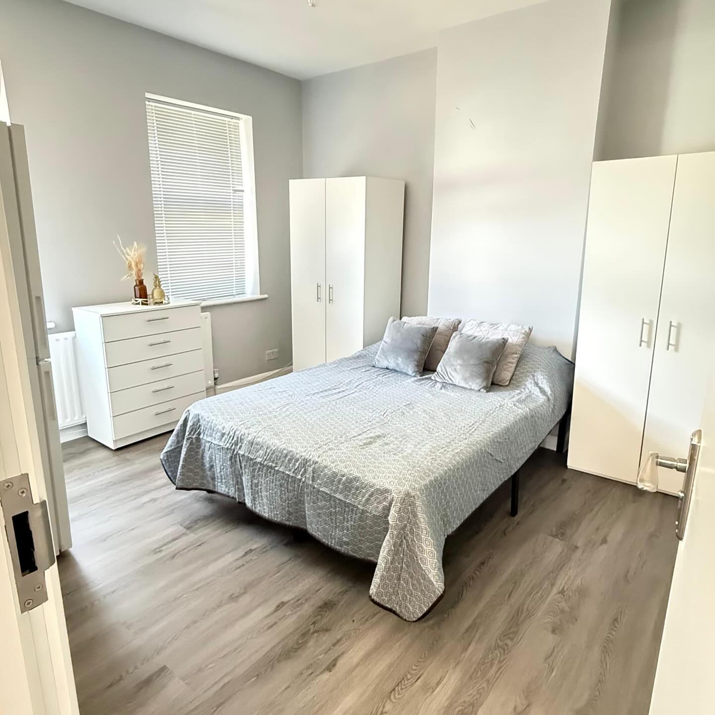 M&P Homes Facebook ad: Quarto de casal disponível em excelente localização