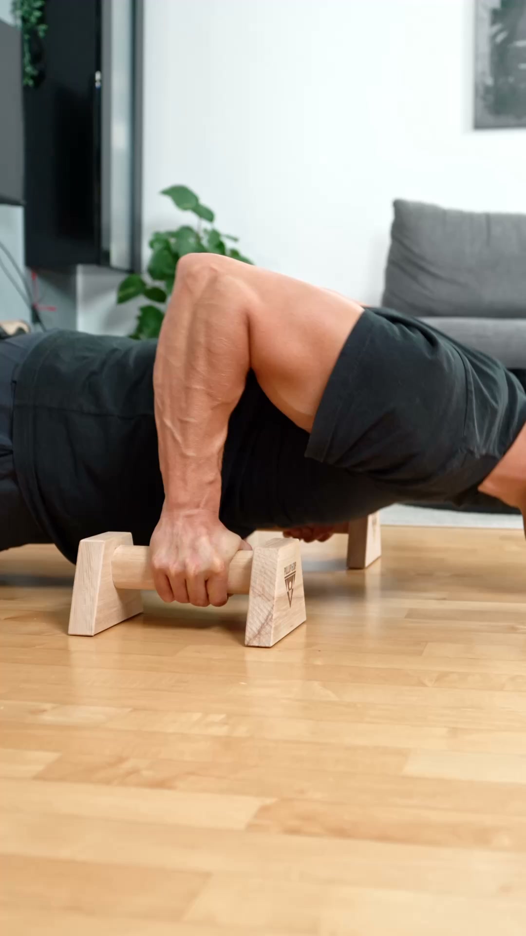 Pullup & Dip Facebook ad: Get fit, build strength and muscle