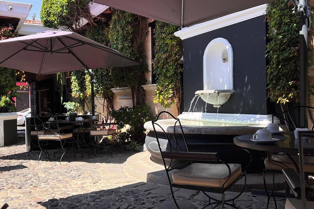 Expedia Facebook ad: Ciel-Luxe Hotels