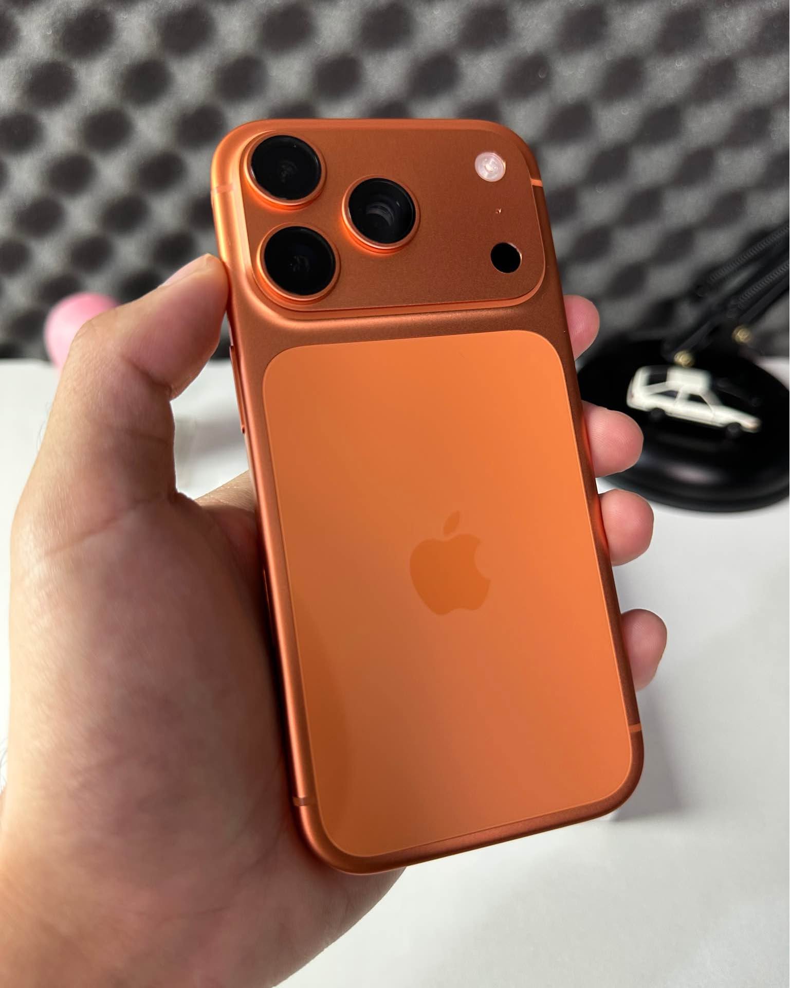 Endorphone Facebook ad: iPhone 17 Pro 256GB Cosmic Orange iBox