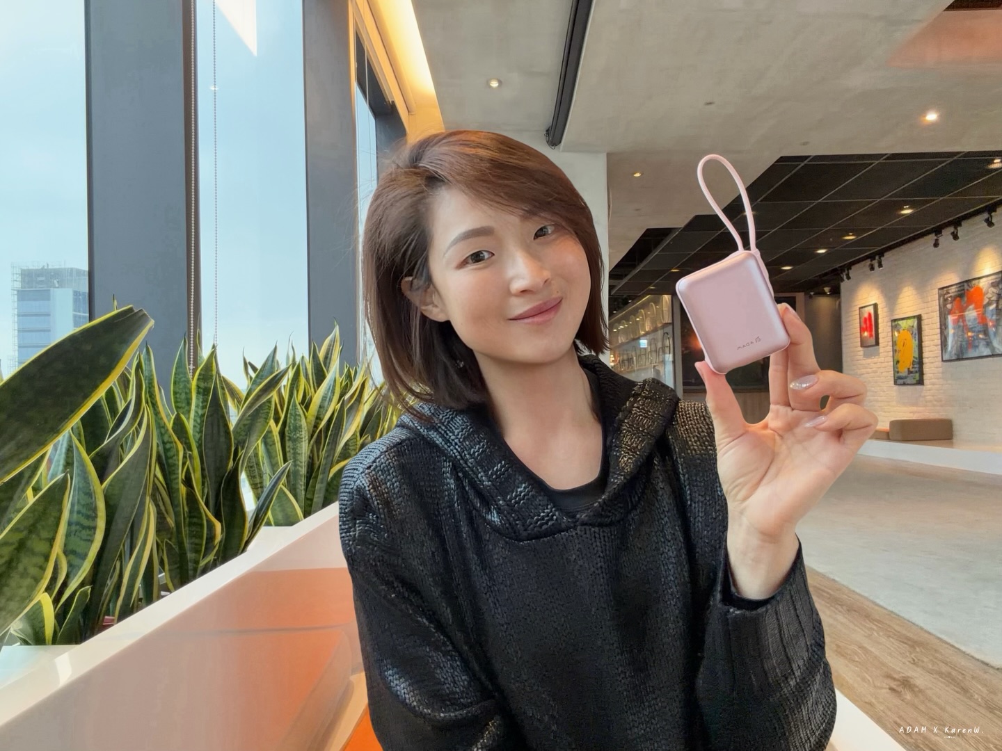 Hola I’m Karen Facebook ad: 我真的找行動電源找很久