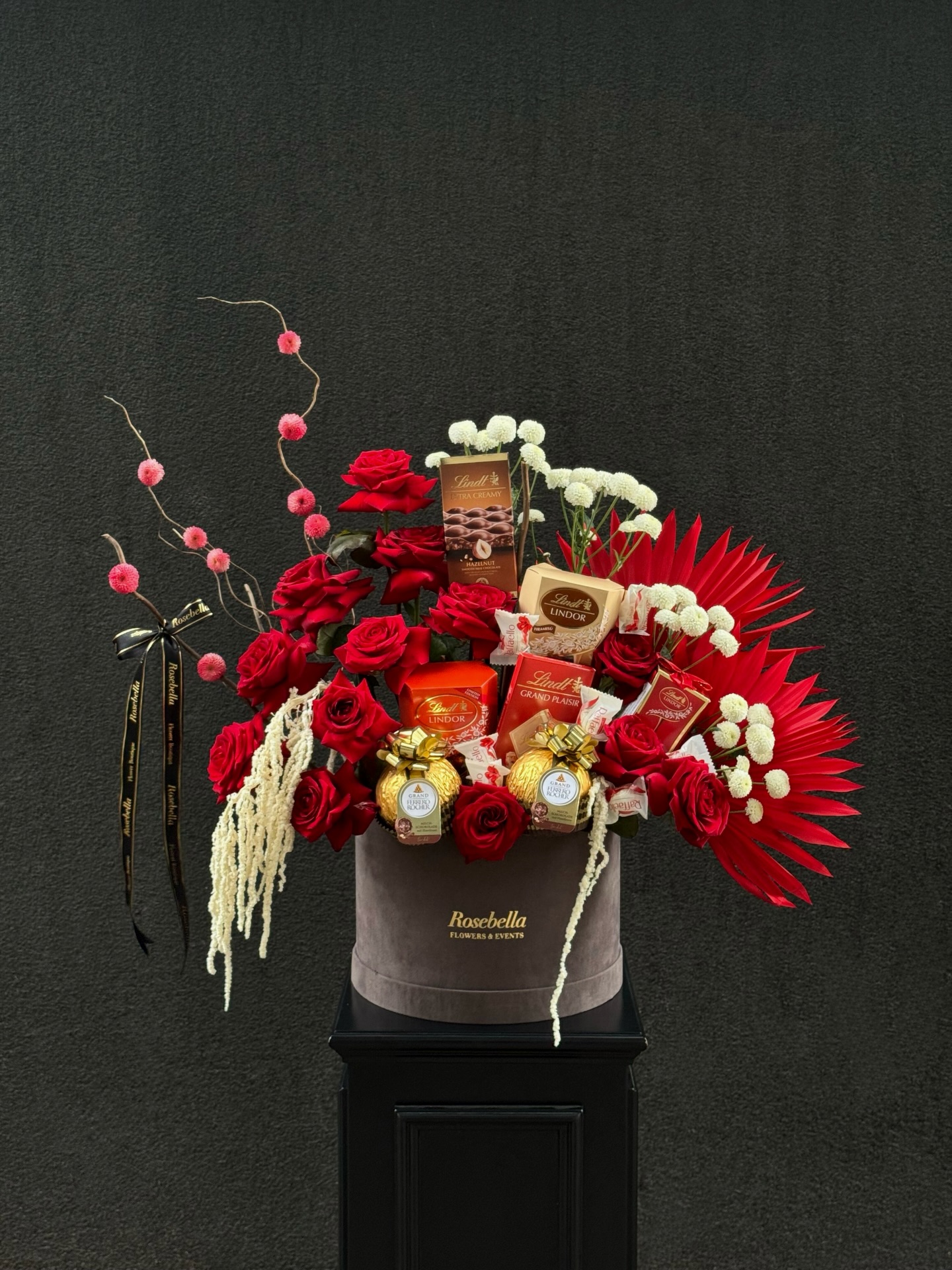 Rosebellaflowers Facebook ad: Özel tasarım kutu içinde premium kırmızı güller, beyaz…
