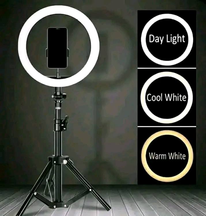 Nan'Do Shopping Facebook ad: Ring Light LED avec Trépied et Support Téléphone.