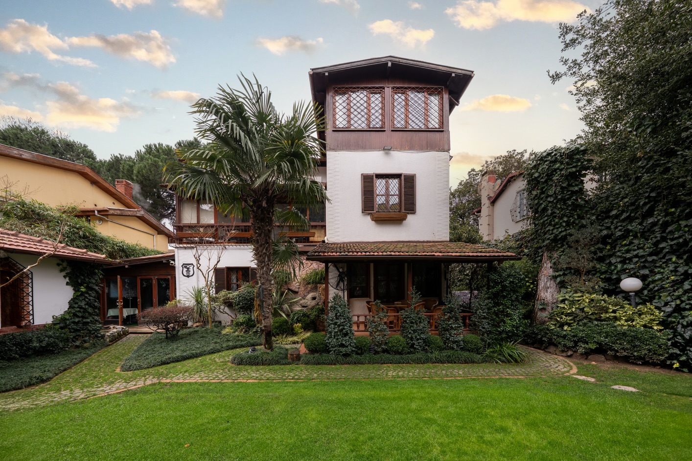 Zeynep D. Space İstanbul Facebook ad: Levent’te Yeşillikler İçinde, Merkezi Konumda Satılık Villa