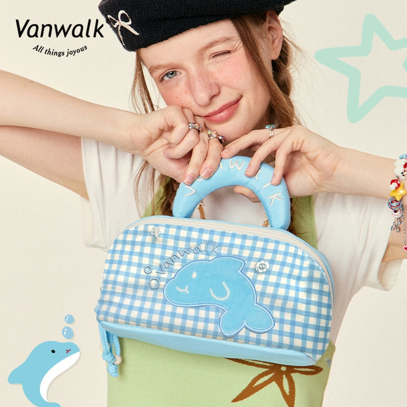 Vanwalk.official Facebook ad: The bag that pulls your whole look together.