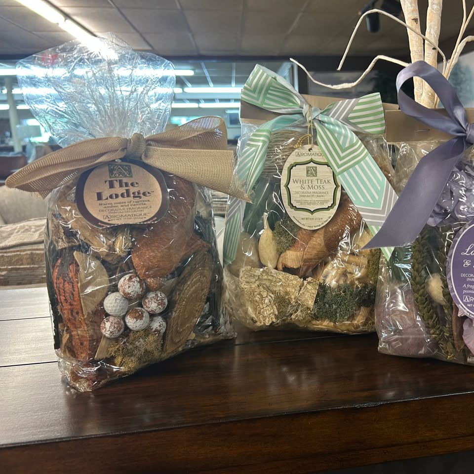 Rebecca Arbuckle Facebook ad: AROMATIQUE Home Fragrance. A trio of scents!