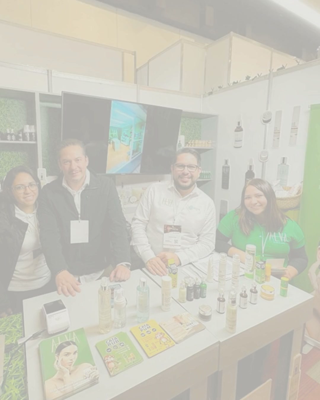 Expo Cosmetología y Estética Facebook ad: 𝟰𝟰.ª 𝗘𝗱𝗶𝗰𝗶𝗼́𝗻 𝗕𝗮𝘇𝗮𝗿 𝗡𝗮𝘃𝗶𝗱𝗲𝗻̃𝗼 𝗱𝗲…
