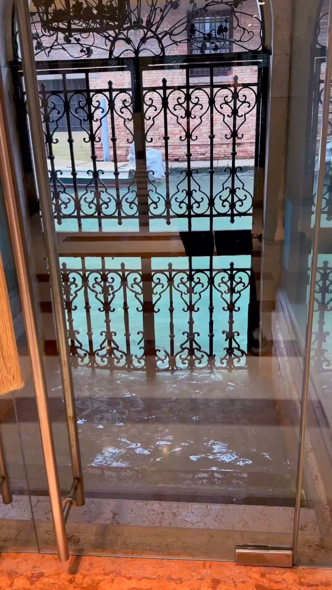 Ca' Nigra Lagoon Resort Facebook ad: Biennale Arte. A hotel that gets it.