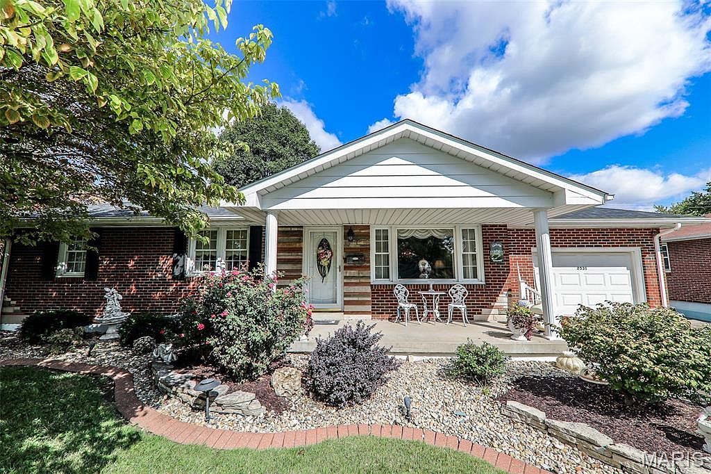 Kim Fazio, Realtor, ReMax Alliance Facebook ad: 2531 Pontoon Rd, Granite City, IL 62040 | MLS #25065662 |…