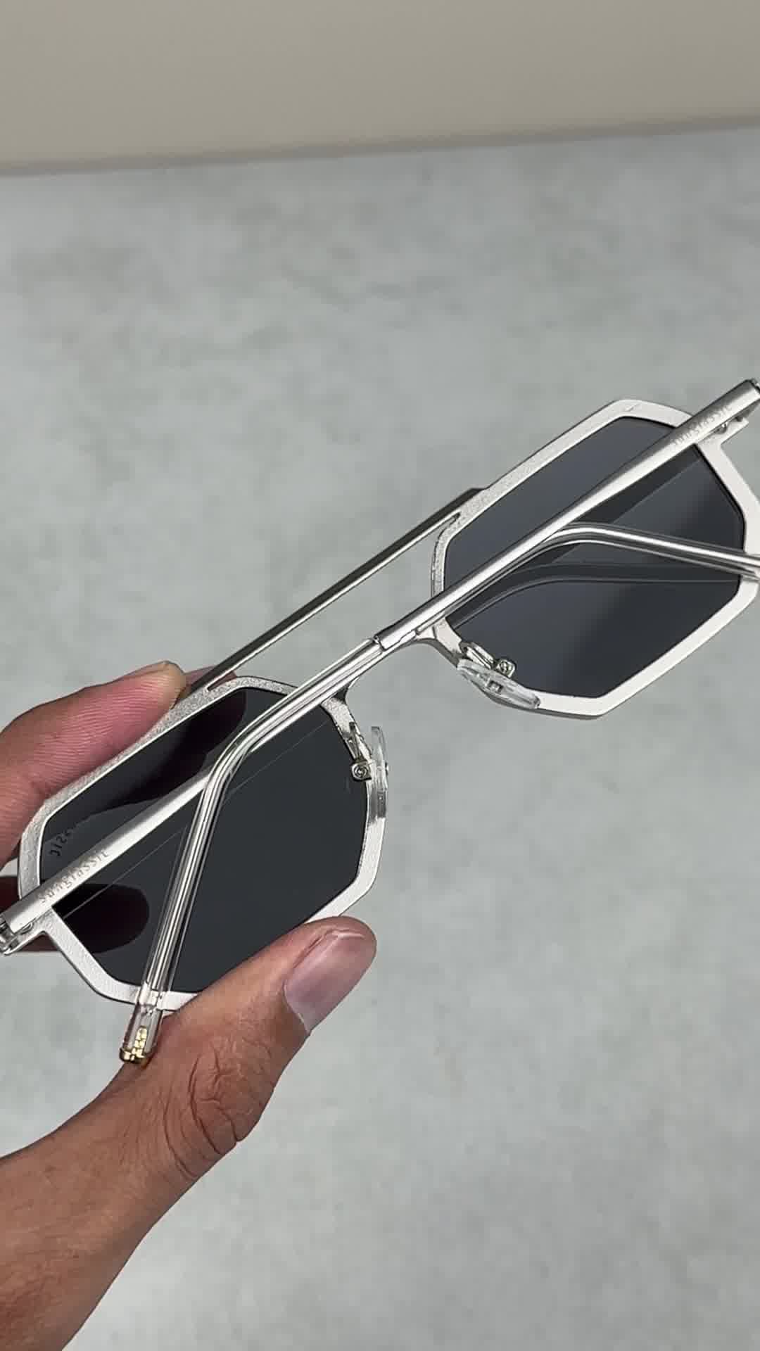 Sunglassic.com Facebook ad: Luxurious. Stylish. Durable. Protective.