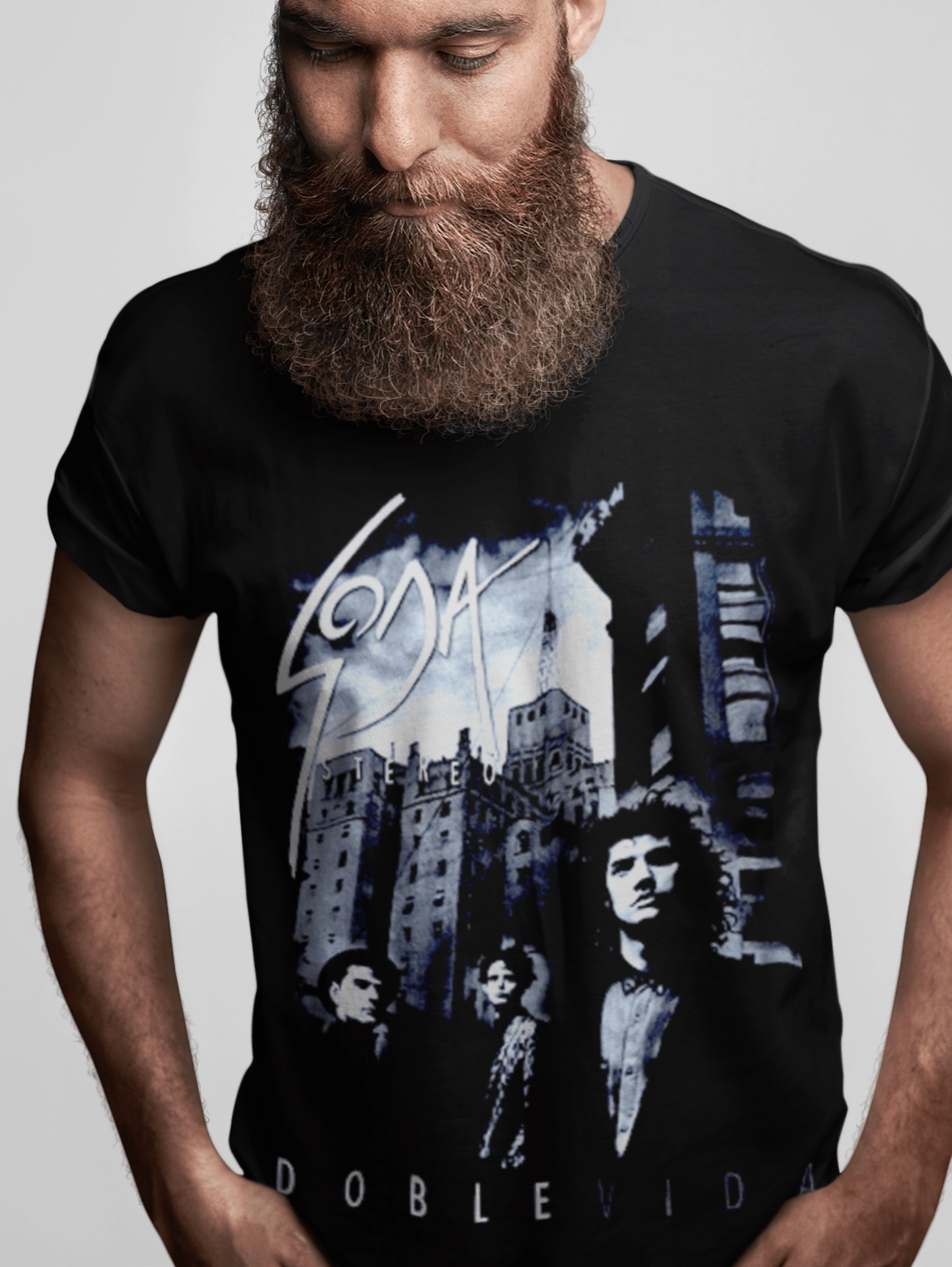 Amplitud modulada. Facebook ad: poleras de anime, música, películas y videojuegos…