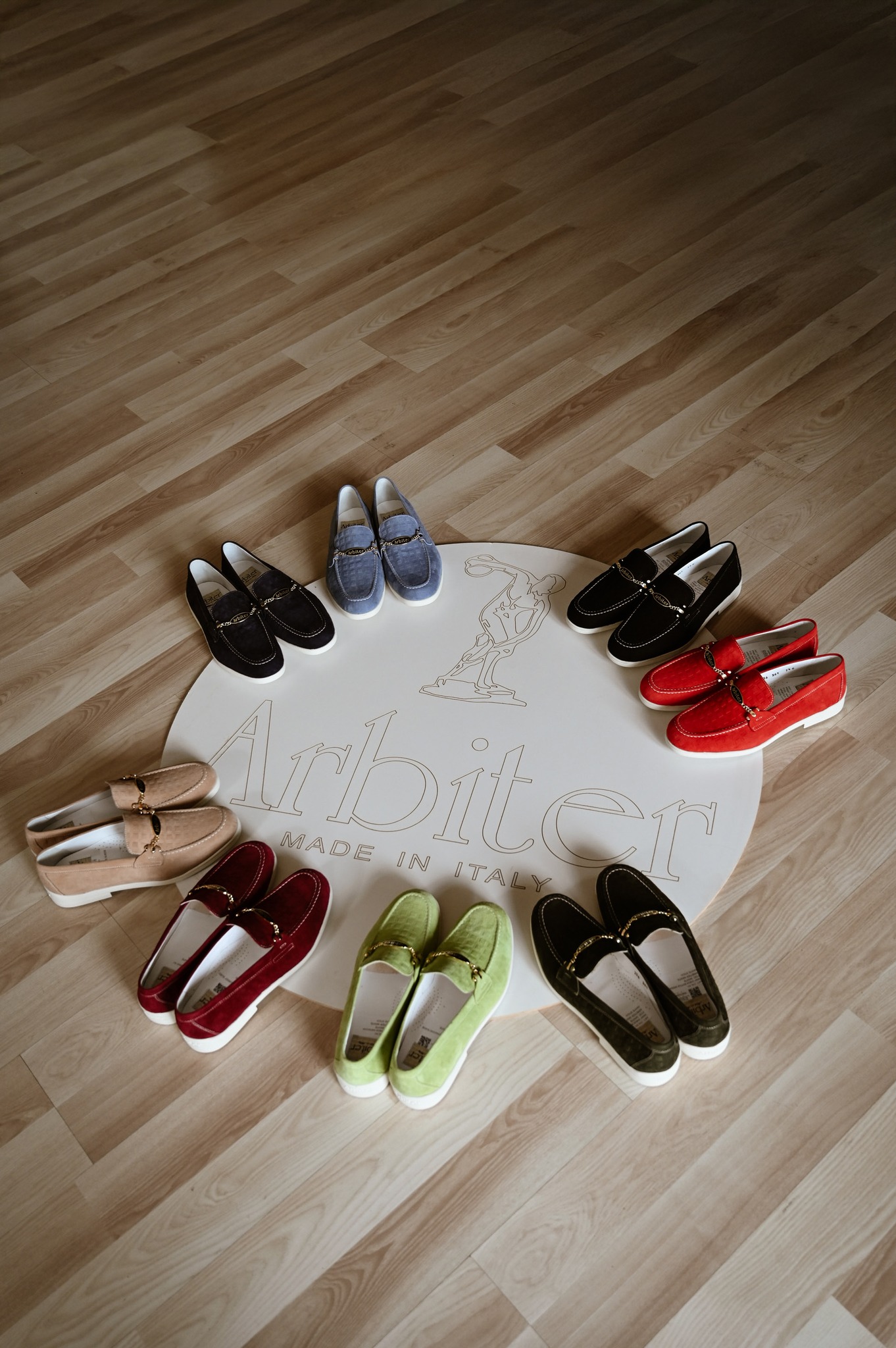 Arbiter the original Italian Shoes Facebook ad: Choose the color of the new collection