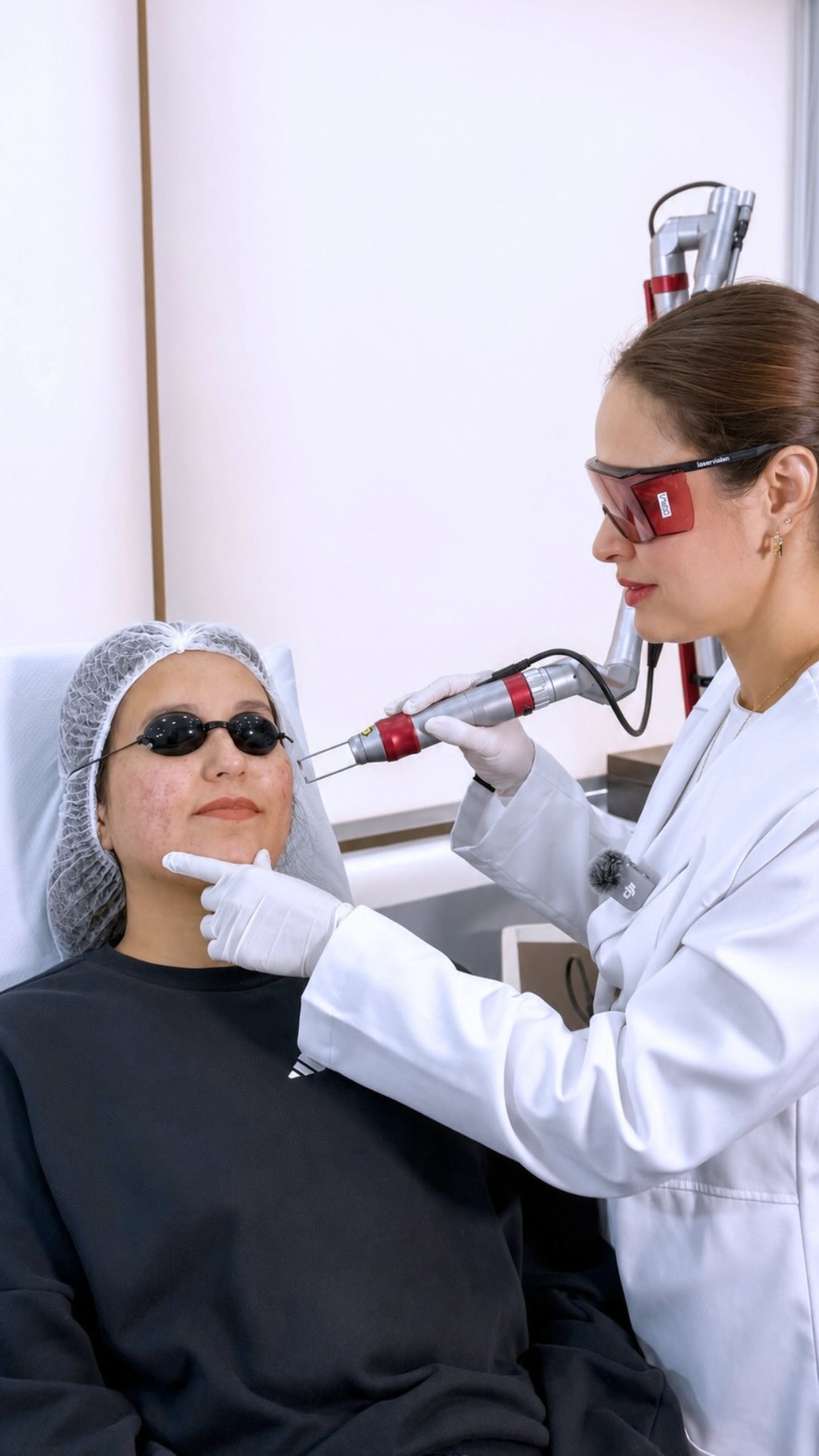 Dravivianagomez.dermatologa Facebook ad: ¿Tienes cicatrices de acné y estás pensando en…