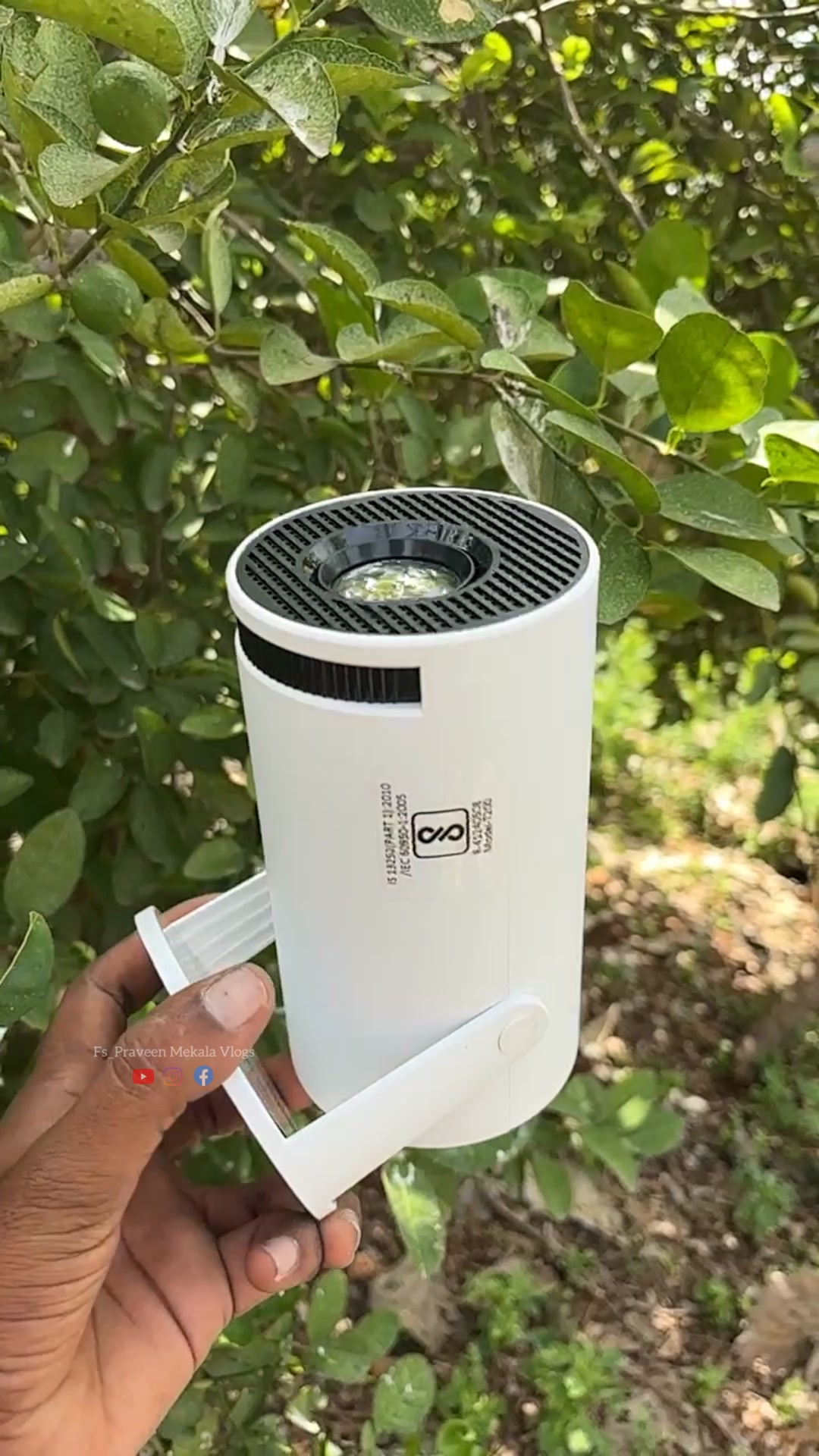Oneboxx Facebook ad: ₹2,999 Android Smart Projector Book Now!