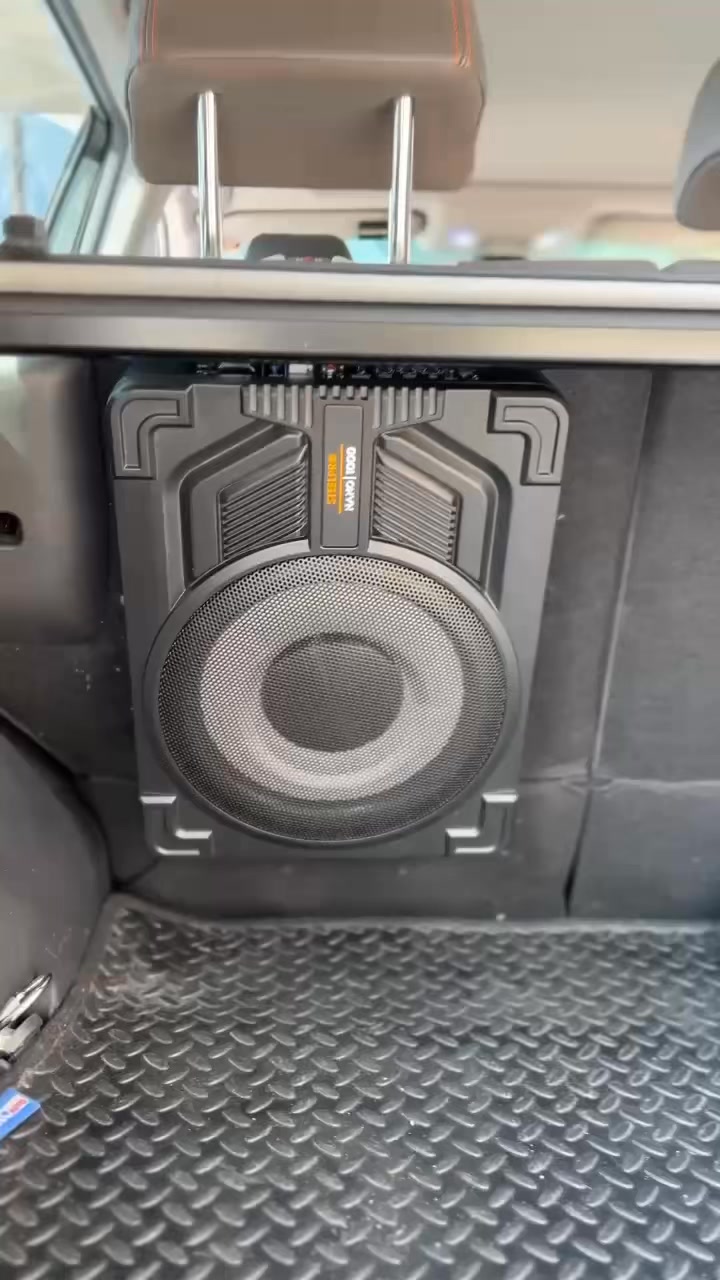 Iluminación automotriz JR & J Facebook ad: Subwoofer Amplificado