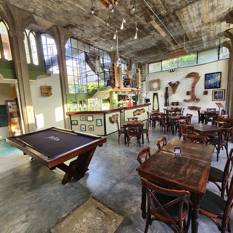 Plutarcos Bar Facebook ad: Disfruten de nuestro espacio lleno de magia e…
