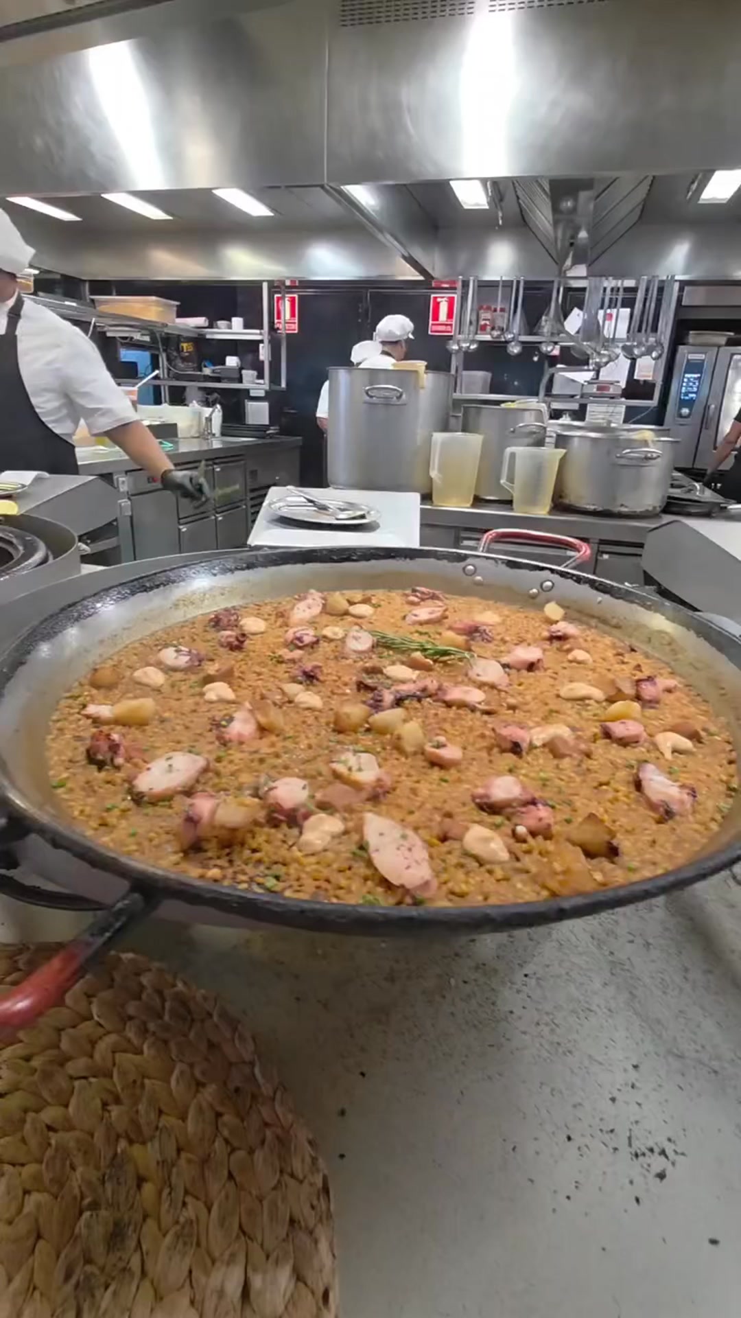 Maná 75 - paella restaurant Barcelona Facebook ad: Looking for a family-friendly restaurant in Barcelona that…