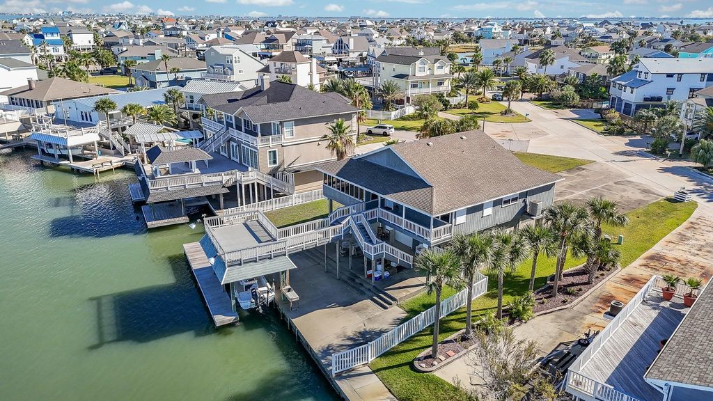 Featured Homes on HAR.com Facebook ad: 538 Paradise Dr, Tiki Island, TX 77554