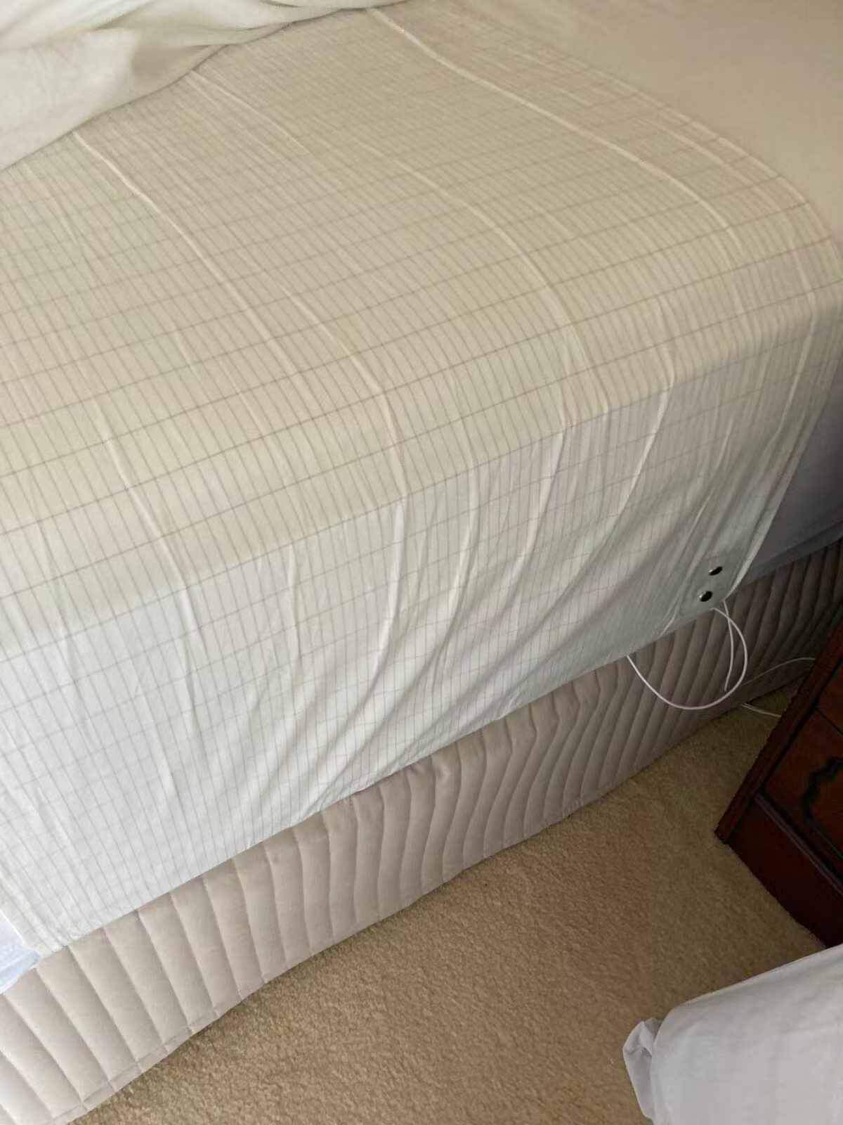 Elizabeth Porter Facebook ad: The 'Weird Sheet' In Our 5-Star Airbnb
