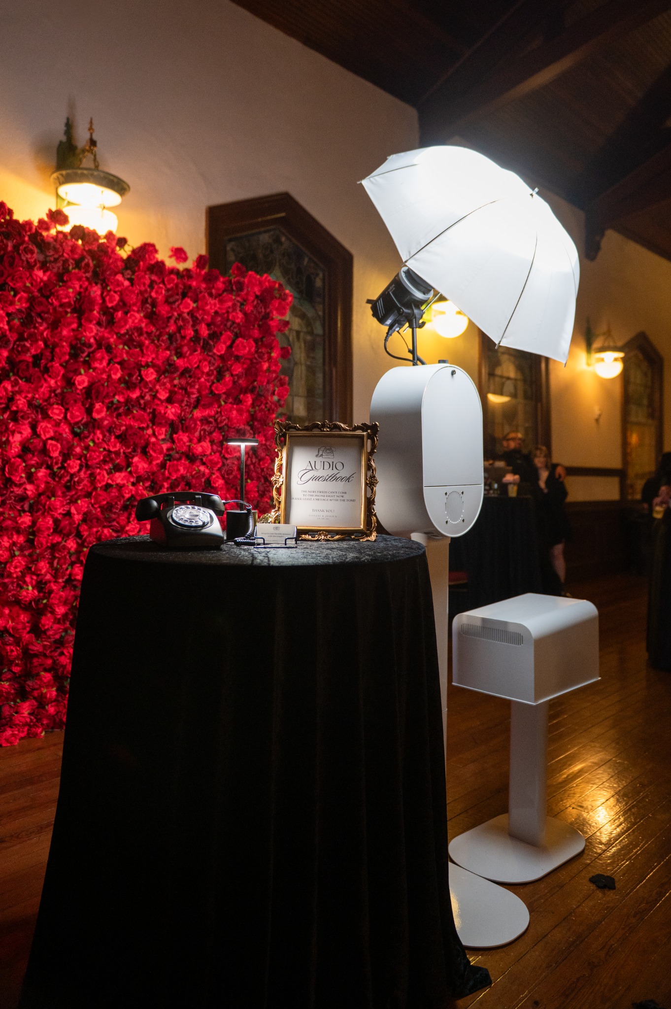 Flashback Houston Photo Booth Facebook ad: Houston couples, your wedding does not have to…