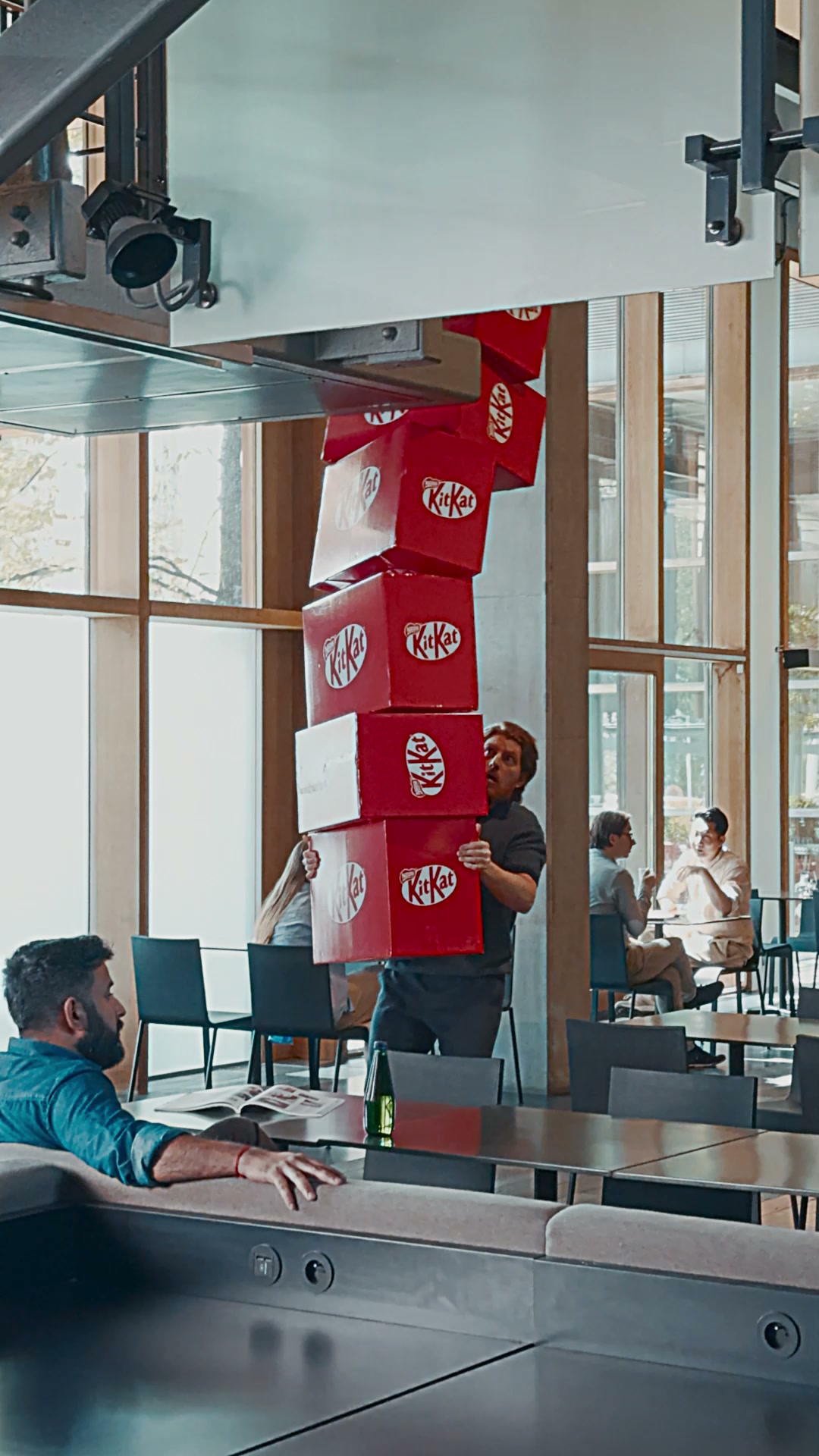 KitKat Facebook ad: Pasimėgauk KitKat!