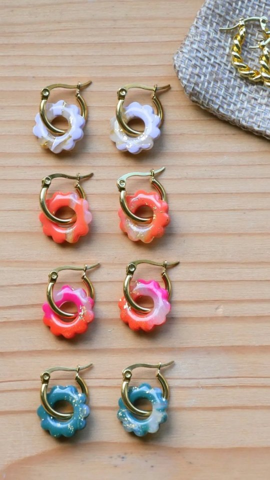 Maison Oneiri Facebook ad: Créoles à fleurs interchangeables fabriquées à la main