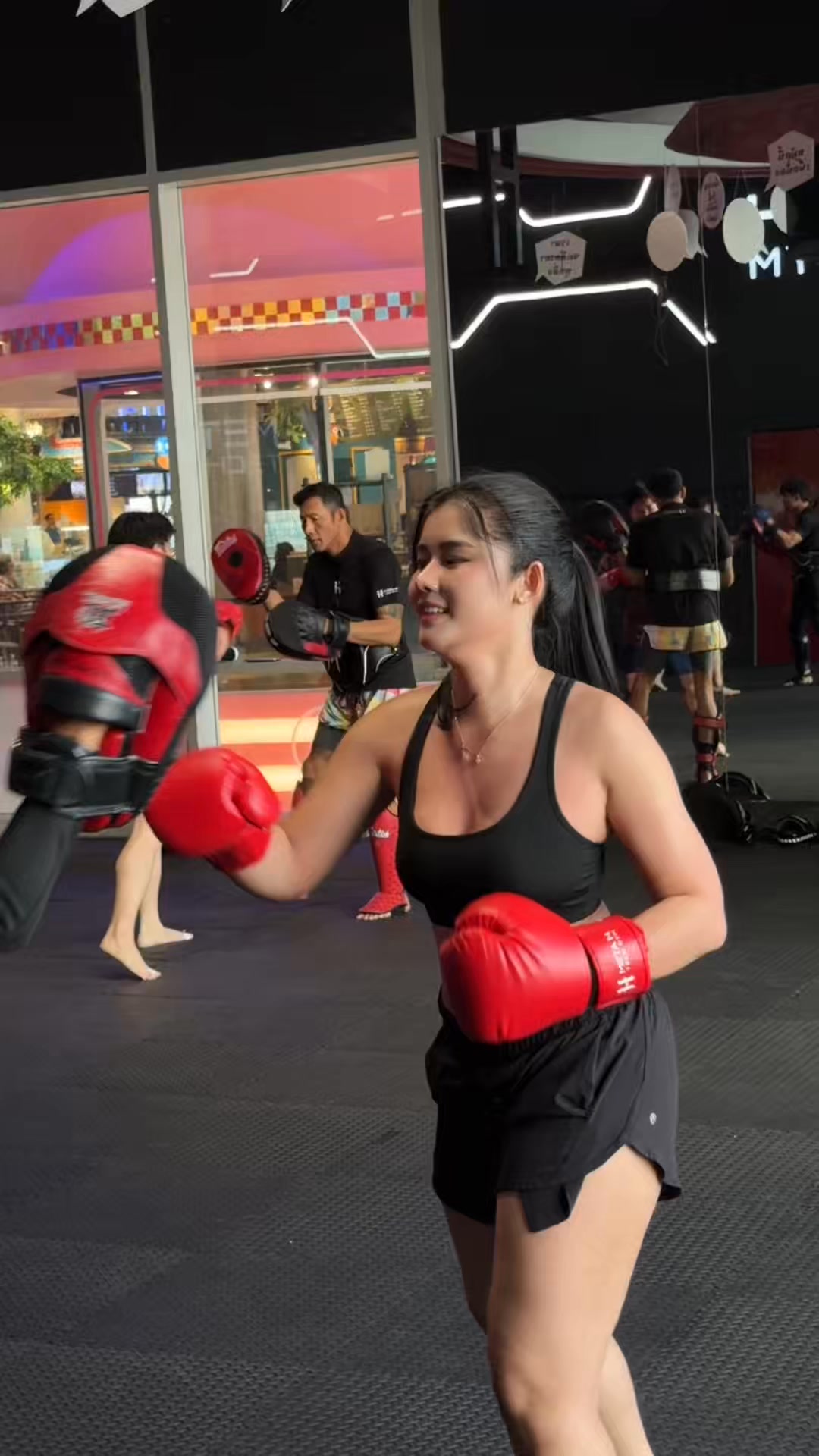 Project H Muay-Thai Gym Facebook ad: ใครอยากสนุกแถมได้หุ่นสับตามมาเจอกันได้ที่นี่เลยน้า