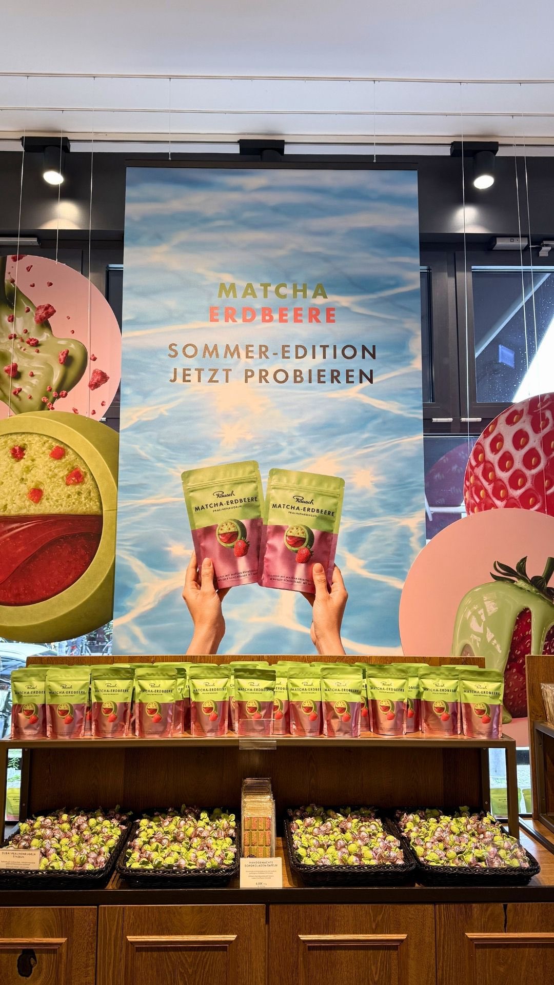 Rausch Schokoladenhaus Facebook ad: Matcha und Erdbeere als PRALINENKUGEL!
